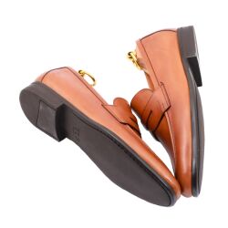 Jasnobrązowe mokasyny męskie które zapewniają wyjątkowe dopasowanie, łącząc precyzję wykonania, lekkość i elastyczność. Udoskonalony dzięki technice Sacchetto oraz starannemu wykończeniu ręcznemu. Stanowi nowoczesną interpretację klasycznego mokasyna.