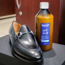 Płyn głęboko oczyszcza, usuwa stare impregnaty, osady, żywice, silikon i inne zanieczyszczenia. Uwalnia i rozluźnia pory gładkich skór. Usuwa plamy, brud, osady z żywic oraz silikon. Produkt usuwa stare warstwy pozwalając na ponowne 