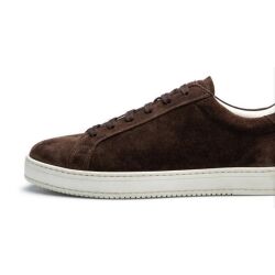 Ręcznie robione sneakersy na złamanej bieli podeszwie, idealne do stylizacji smart-casual i codziennego użytku. Komfort i styl w jednym.