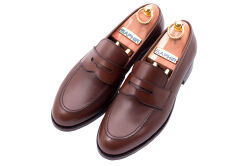 Męskie loafersy w kolorze Cambridge Brown z charakterystycznym paskiem na podbiciu. Ponadczasowe obuwie do stylizacji smart casual i biznesowych.