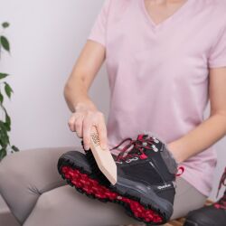 Zbliżenie na ergonomiczny uchwyt szczotki Footwear Brush