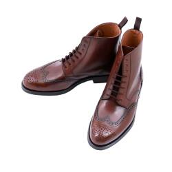 Brązowe buty męskie za kostkę wykonane ze skóry licowej na podeszwie gumowej.