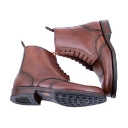 Brązowe buty męskie za kostkę wykonane ze skóry naturalnej na podeszwie gumowej. Trzewiki szyte metodą ramową