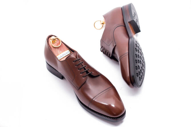 brązowe stylowe eleganckie obuwie męskie TLB Mallorca 529s Vegano Marron. Formalne obuwie koloru czarnego typu derby z gumową podeszwą. Szyte metodą ramową.