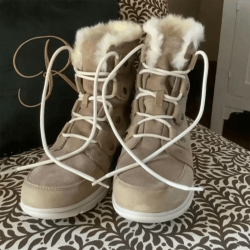 Beżowe okrągłe sznurowadła do sneakersów. Sznurowadła do Adidas Yeezy boots. Sznurówki do butów do biegania, sznury, lace, laces. Custom, customizacja. Rzemyki, rzemienie. Sznurófki. Sznuruwki. Beżowe sznurówki Lacelab. Beżowe sznurowadła Lace lab.