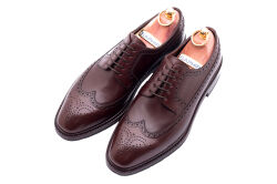 TLB 591STS Vegano dark marron. Eleganckie obuwie z ażurkami i dekoracyjnymi zdobieniami koloru ciemno brązowego typu brogues z gumową podeszwą. Szyte metodą ramową.