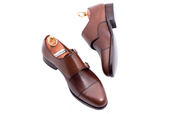 Eleganckie klasyczne buty męskie koloru brązowego typu double monks. Obuwie szyte metodą ramową. Podeszwa skórzana.