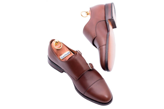 Eleganckie klasyczne buty męskie koloru brązowego typu double monks. Obuwie szyte metodą ramową. Podeszwa skórzana.