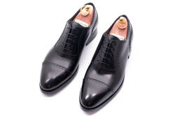 TLB 547s boxcalf negro..Eleganckie obuwie z ażurkami i dekoracyjnymi zdobieniami koloru czarnego typu brogues na gumowej podeszwie. Szyte metodą goodyear welted.