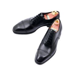 Brogues boxcalf negro. Czarne luksusowe obuwie eleganckie z ażurkami i dekoracyjnymi zdobieniami biznesowe, biurowe, ślubne, okolicznościowe, gyw, męskie.