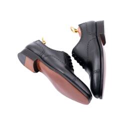 klasyczne czarne eleganckie stylowe buty męskie TLB 555 Boxcalf Negro typu brogues na skórzanej podeszwie.