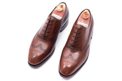 TLB 531 old england marron..Eleganckie obuwie skórzane z ażurkami i dekoracyjnymi zdobieniami koloru brązowego typu brogues na skórzanej podeszwie. Szyte metodą goodyear welted.