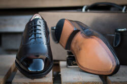 Luksusowe klasyczne męskie obuwie koloru czarnego szyte metodą goodyear welted typu oxford.