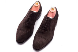 TLB 588s suede testa moro..Eleganckie zamszowe obuwie z ażurkami i dekoracyjnymi zdobieniami koloru brązowego typu brogues na gumowo skórzanej podeszwie. Szyte metodą goodyear welted.