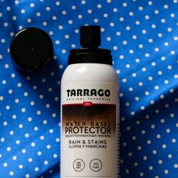Impregnaty do butów, sneakersów i akcesoriów. Wodoodporny spray do obuwia, chroni przed deszczem i śniegiem oraz zabrudzeniami.