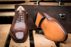 Luksusowe klasyczne męskie obuwie koloru brązowego szyte metodą goodyear welted typu oxford.