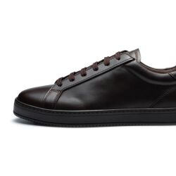 Brązowe skórzane Sneakersy TLB S3 na rązowej podeszwie – ręcznie wykonane w Hiszpanii, styl smart casual, komfort, elegancja i nowoczesny design na co dzień.