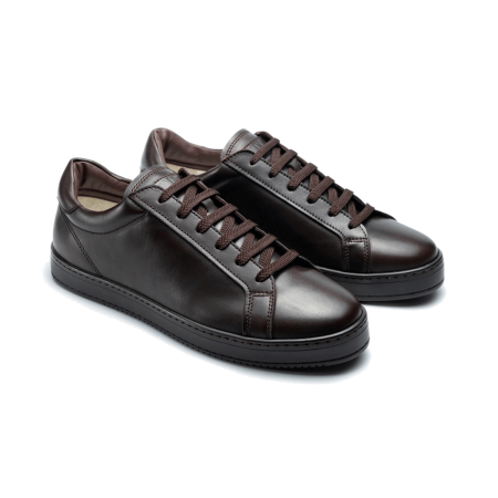 Ciemnobrązowe skórzane sneakersy męskie na gumowej  podeszwie w kolorze brązowym