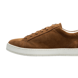 Ręcznie robione sneakersy na złamanej bieli podeszwie, idealne do stylizacji smart-casual i codziennego użytku. Komfort i styl w jednym.