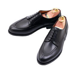 Model PATINE Split Toe 77039C Black łączy ponadczasową elegancję z komfortem użytkowania. Wyraziste przeszycie typu split toe nadaje obuwiu indywidualnego charakteru.