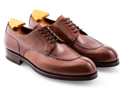 Eleganckie formalne obuwie koloru brązowego typu derby z gumową podeszwą. Szyte metodą ramową.