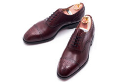 Eleganckie obuwie koloru bordowego typu brogues ze skórzaną podeszwą. Szyte metodą ramową.