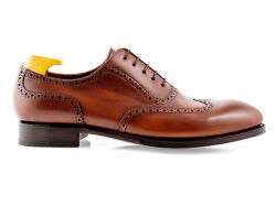 TLB 548 old england medium brown. Eleganckie obuwie z ażurkami i dekoracyjnymi zdobieniami koloru brązowego typu brogues na skórzanej podeszwie. Szyte metodą goodyear welted.