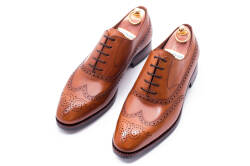 TLB 531 old england cuero..Eleganckie obuwie skórzane z ażurkami i dekoracyjnymi zdobieniami koloru jasno brązowego typu brogues na gumowo skórzanej podeszwie. Szyte metodą goodyear welted.