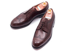 Eleganckie obuwie z ażurkami i dekoracyjnymi zdobieniami koloru brązowego typu brogues z skórzaną podeszwą. Szyte metodą ramową.