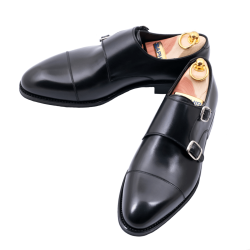 Eleganckie obuwie koloru czarnego. Szyte metodą goodyear welted z gumową podeszwą.