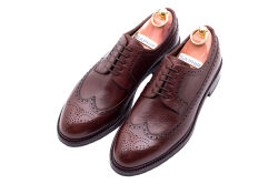 TLB 589sts country marron..Eleganckie obuwie skórzane z ażurkami i dekoracyjnymi zdobieniami koloru brązowego typu brogues na gumowo skórzanejj podeszwie. Szyte metodą goodyear welted.