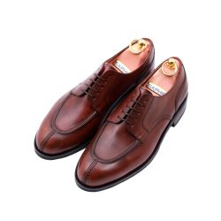 Eleganckie półformalne  obuwie koloru brązowego typu derby z gumową podeszwą. Szyte metodą ramową.