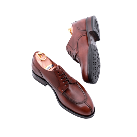 brązowe angielki męskie, półformalne  obuwie koloru brązowego typu derby z gumową podeszwą. Szyte metodą ramową.
