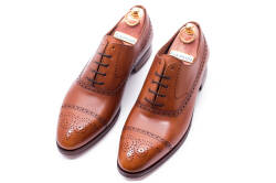 TLB 542 old england cuero..Eleganckie obuwie skórzane z ażurkami i dekoracyjnymi zdobieniami koloru jasno brązowego typu brogues na skórzanej podeszwie. Szyte metodą goodyear welted.