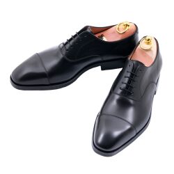 Obuwie typu oxford koloru czarnego. Buty klasyczne, formalne, eleganckie, ślubne, garniturowe.