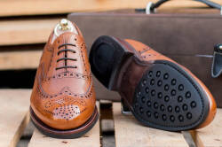 Eleganckie obuwie koloru jasno brązowego typu brogues z gumową podeszwą. Szyte metodą ramową.