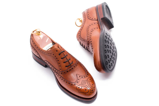 stylowe eleganckie obuwie męskie z perforacjami Yanko 14664 chesnut cuero. Eleganckie obuwie koloru jasno brązowego typu brogues z gumową podeszwą. Szyte metodą ramową.