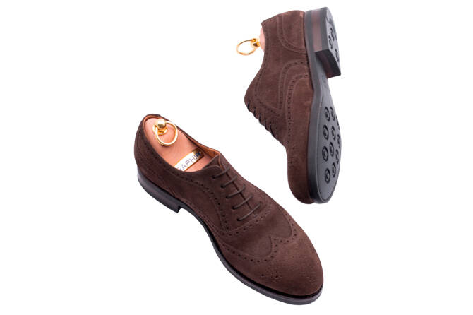 Zamszowe casualowe obuwie męskie z perforacjami Patine 77028 softy brown.. Eleganckie obuwie zamszowe koloru brązowego typu brogues z gumową podeszwą. Szyte metodą ramową.