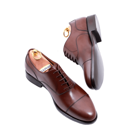 Brązowe wiedeńki PATINE 77001 H Brown to klasyczne obuwie męskie wykonane z wysokogatunkowej skóry naturalnej. Ponadczasowy fason podkreśla elegancki charakter stylizacji.