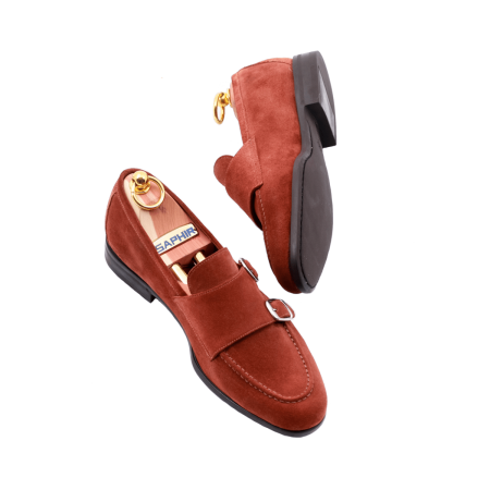 Brązowe zamszowe mokasyny męskie które zapewniają wyjątkowe dopasowanie, łącząc precyzję wykonania, lekkość i elastyczność. Udoskonalony dzięki technice Sacchetto oraz starannemu wykończeniu ręcznemu. Stanowi nowoczesną interpretację klasycznego mokasyna.