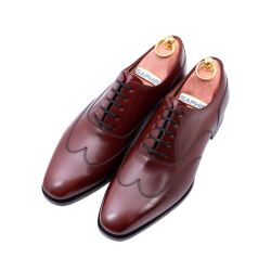 Eleganckie obuwie koloru bordowego typu brogues na skórzanej podeszwie. Szyte metodą ramową.