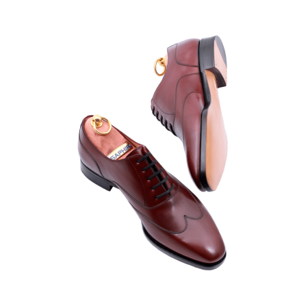 Bordowe casualowe obuwie męskie z perforacjami TLB Artista 106 vegano burgundy. Eleganckie obuwie koloru bordowego typu brogues na skórzanej podeszwie. Szyte metodą ramową.