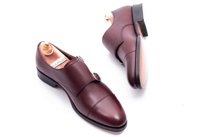 Eleganckie klasyczne buty męskie koloru bordowego typu double monks. Obuwie szyte metodą ramową. Podeszwa skórzana.