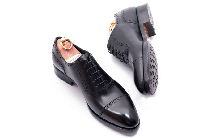 Czarne biznesowe eleganckie stylowe buty klasyczne TLB 547s boxcalf negro typu brogues na gumowej podeszwie.