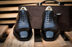 Męskie obuwie klasyczne koloru czarnego typu oxford marki Yanko. Obuwie garniturowe, eleganckie, ślubne, biurowe, biznesowe, wytworne, okazałe, reprezentacyjne, taktowne, wyszukane. 