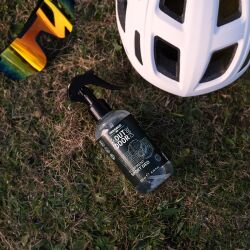 Ekologiczny dezodorant w sprayu do trudnych do prania akcesoriów sportowych