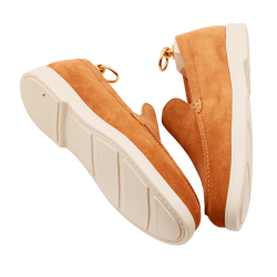 brązowe zamszowe loafersy na gumowej podeszwie. 