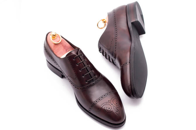 Brązowe biznesowe eleganckie stylowe buty klasyczne TLB 542c museum brown 01 typu brogues na gumowej podeszwie.