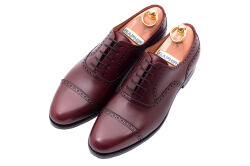 Eleganckie obuwie koloru bordowego typu brogues ze skórzaną podeszwą. Szyte metodą ramową.