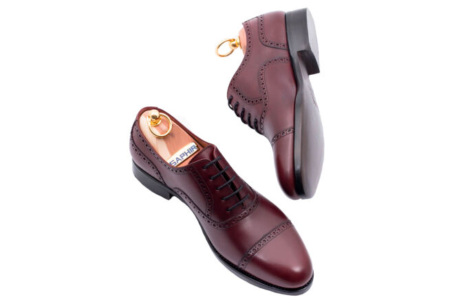 casualowe obuwie męskie z perforacjami Patine 77038 cambridge burdeos.. Eleganckie obuwie koloru bordowego typu brogues ze skórzaną podeszwą. Szyte metodą ramową.